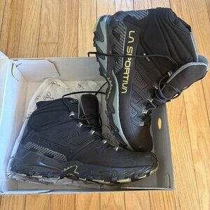 NIB La Sportiva hiking boots